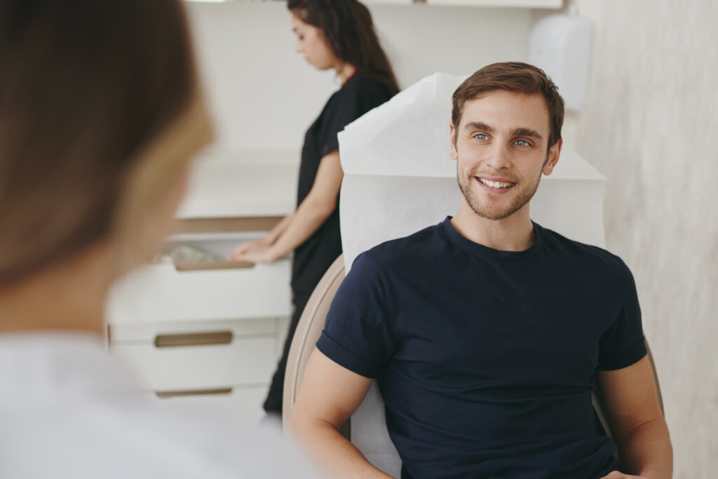 Zahlreiche Vorher-Nachher-Vergleiche einer Haartransplantation zeigen den Erfolg.