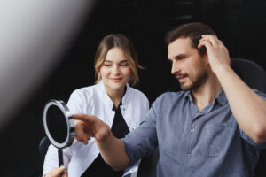 Der volle Vorher-Nachher-Effekt wird ungefähr ein Jahr nach der Haartransplantation zu sehen sein.